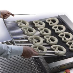 Herausnehmen, absetzen, bequem auf ein Backblech absetzen, fertig! Herausnehmen, absetzen, bequem auf ein Backblech absetzen, fertig!