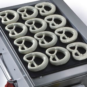 Herausnehmen, absetzen, bequem auf ein Backblech absetzen, fertig! Herausnehmen, absetzen, bequem auf ein Backblech absetzen, fertig!